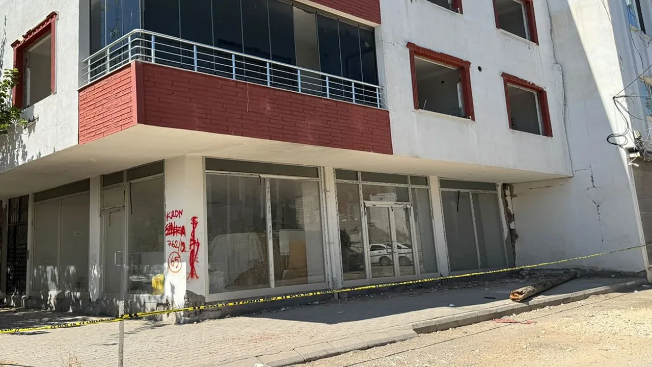 Adıyaman'da yıkımı geciken riskli bina depremde sallandı: Beton parçaları sokakta Adıyaman'da yıkımı geciken riskli bina depremde sallandı: Beton parçaları sokakta