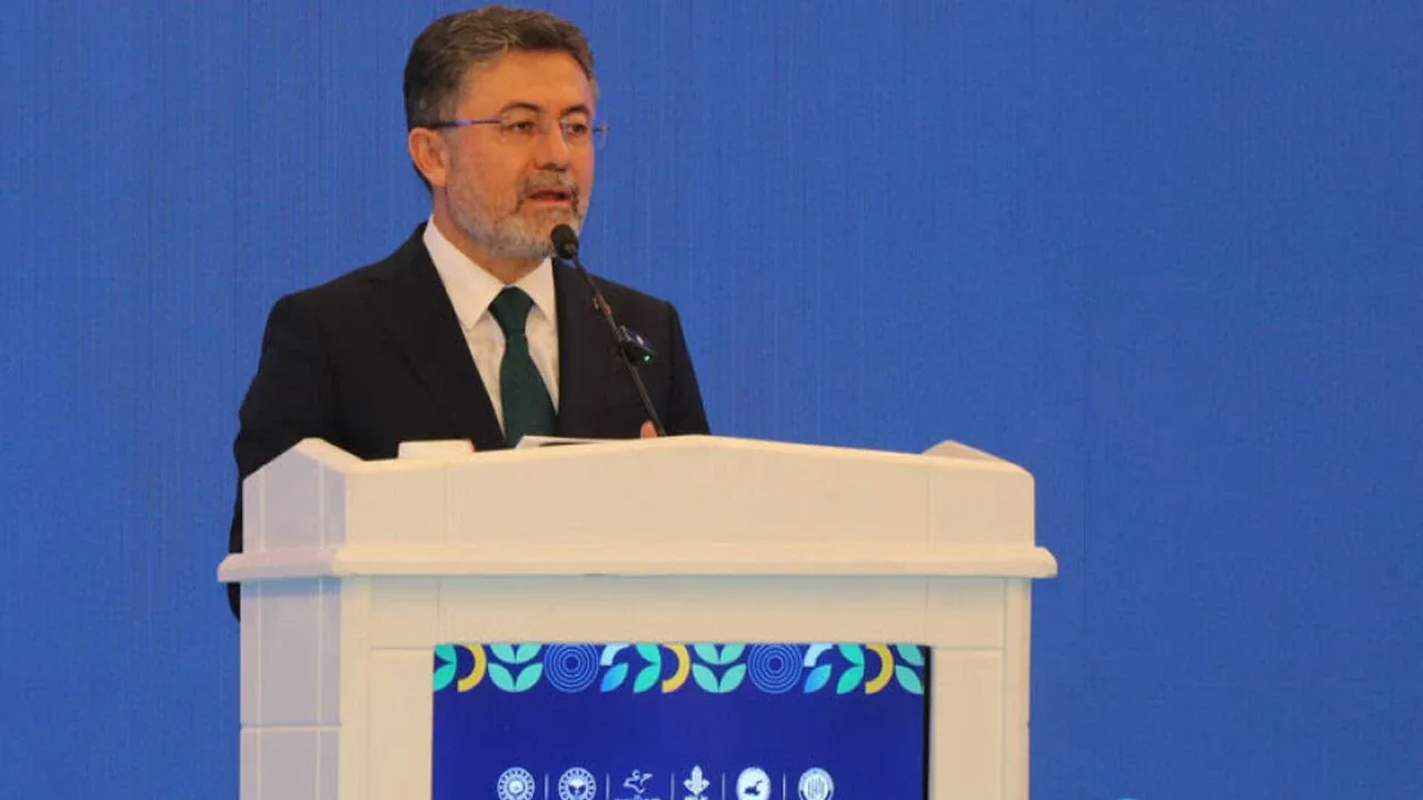 Bakan Yumaklı'dan Van Gölü Uyarısı: İklim Değişikliği Hayatımızın Göbeğinde Bakan Yumaklı'dan Van Gölü Uyarısı: İklim Değişikliği Hayatımızın Göbeğinde