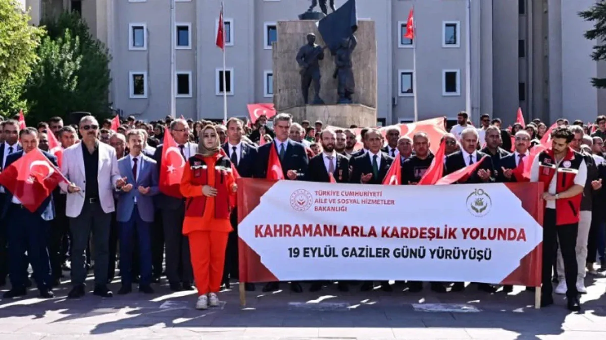 Nevşehir'de Gaziler Günü Yürüyüşü: "Kahramanlarla Kardeşlik Yolunda" Binler Bir Araya Geldi Nevşehir'de Gaziler Günü Yürüyüşü: "Kahramanlarla Kardeşlik Yolunda" Binler Bir Araya Geldi