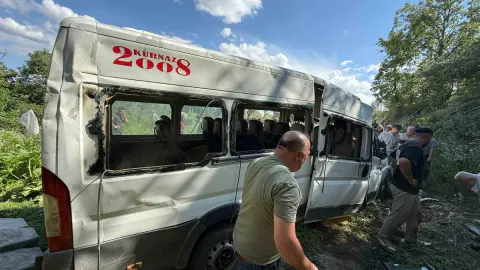Burdur Ağlasun'da minibüs tarlaya uçtu: 8 kişi yaralandı