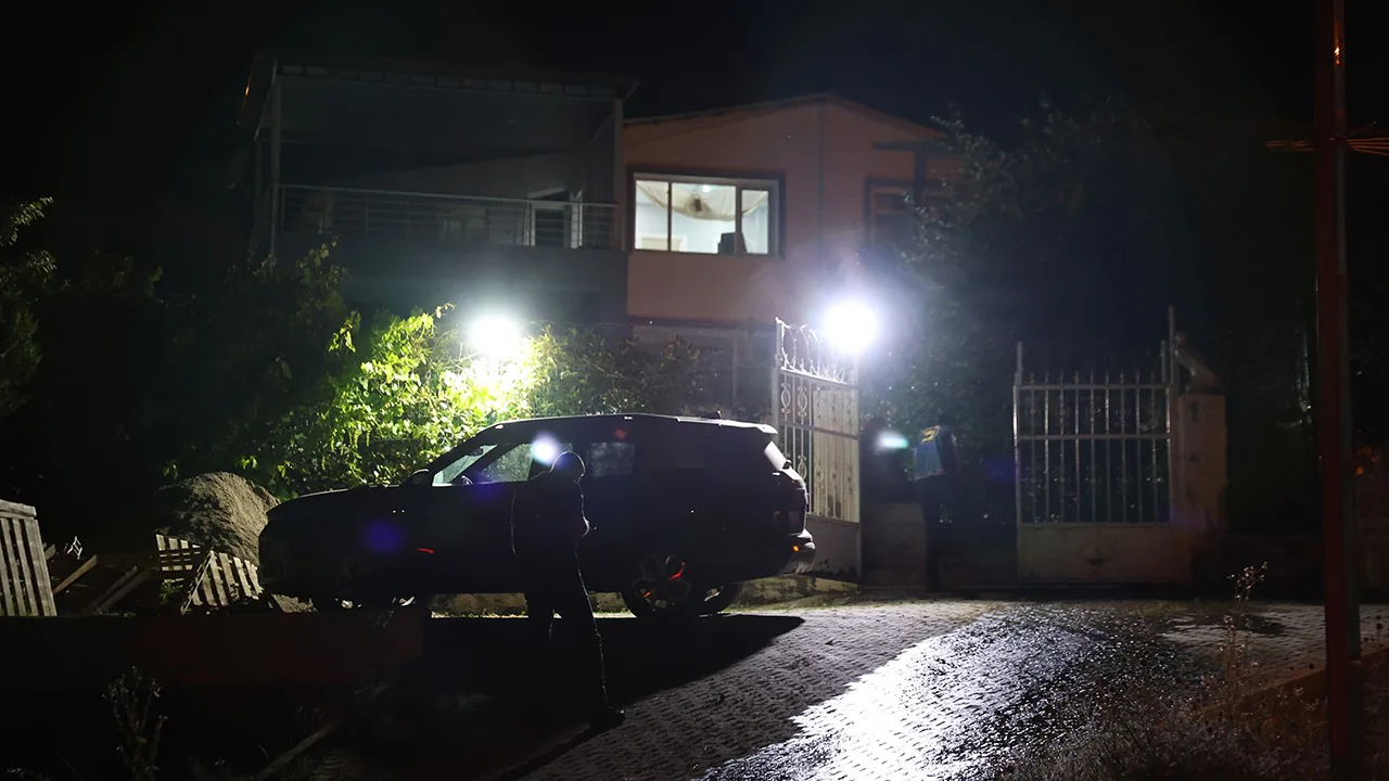 Elazığ'da husumetli eve kurşun yağmuru: 4 kişi yaralandı Elazığ'da husumetli eve kurşun yağmuru: 4 kişi yaralandı