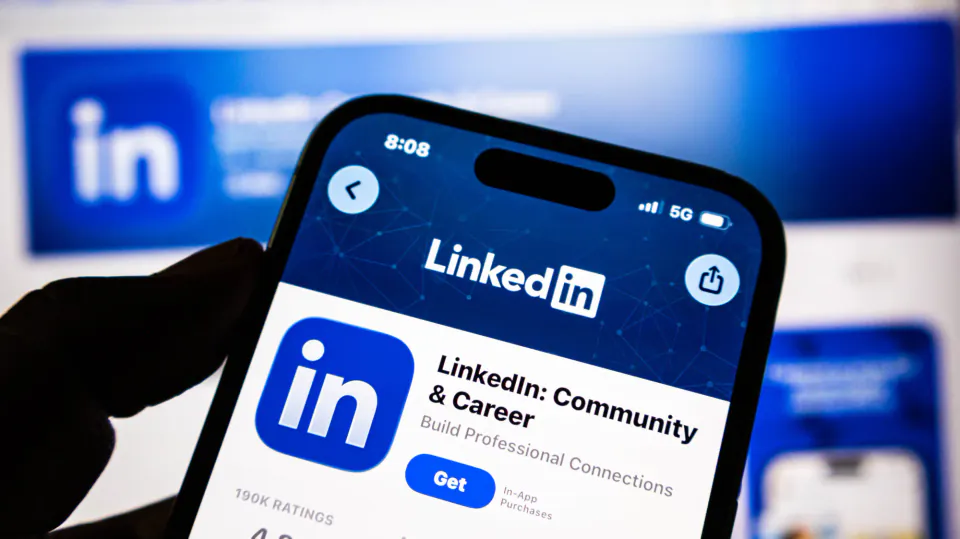 LinkedIn, yapay zeka destekli iş dolandırıcılığına karşı profil doğrulamalarını genişletti görseli