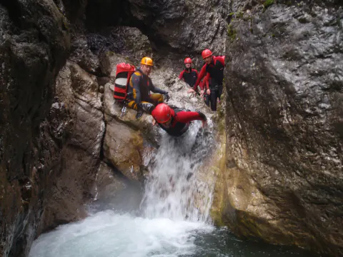 Tirol'ün Dev Şelalesinde Adrenalin: Stuibenfall Klettersteig Rehberi