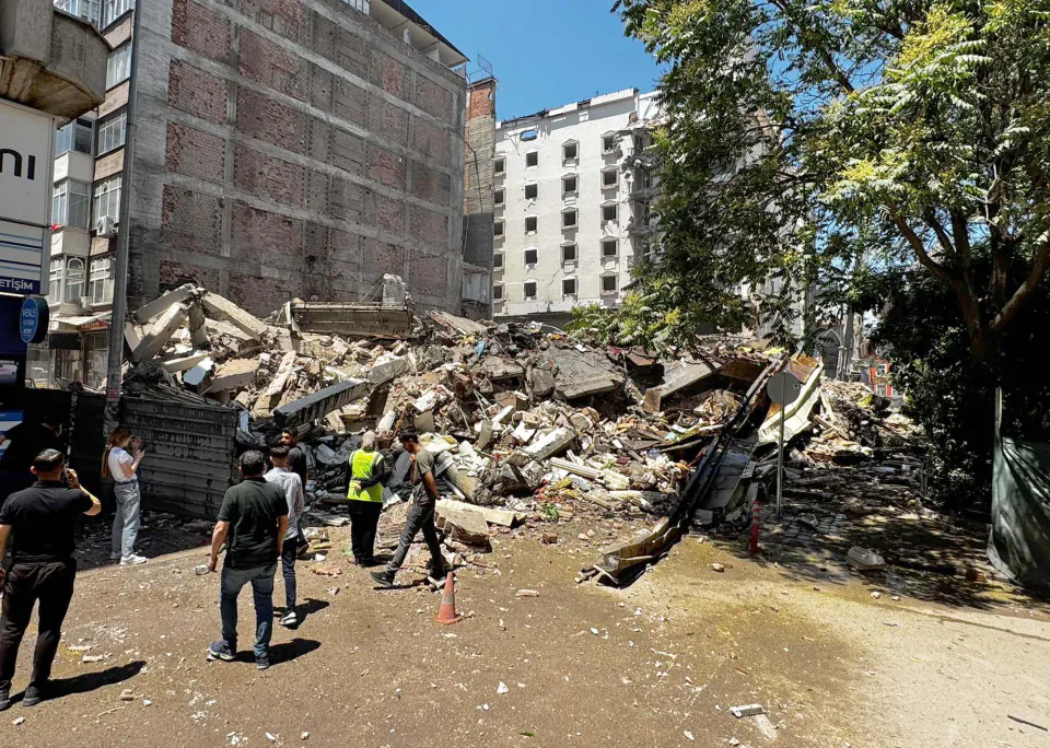 Afyon Çakmak Otel yıkımı kaos yarattı: Komşu iş yerleri ağır hasar aldı görseli