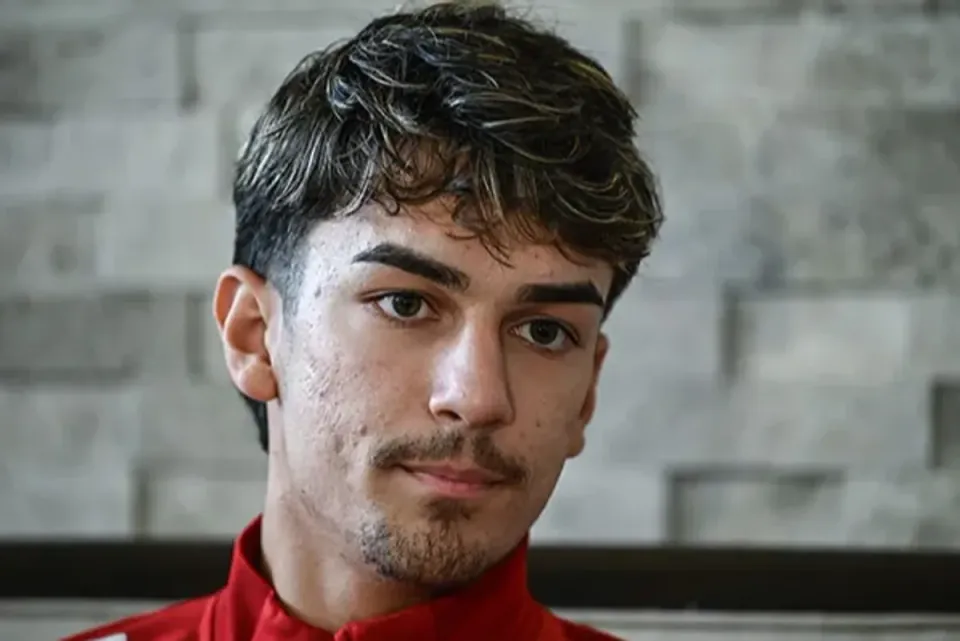 Bursaspor'da Hüseyin Maldar dönemi: Genç yetenekle resmi imzalar atıldı görseli