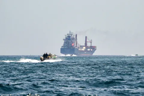 Hormuz Boğazı'nda gemiye saldırı: 1 denizci öldü, 1 yaralı