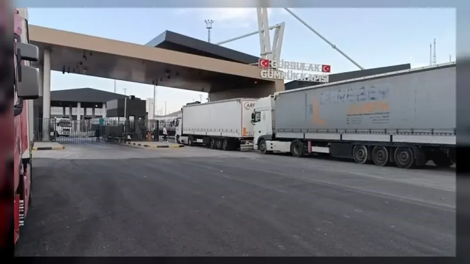 Gürbulak Gümrük Kapısı'nda tır kuyruğu kilometresel uzandı: Sürücüler beklemeye devam ediyor görseli