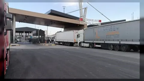 Gürbulak Gümrük Kapısı'nda tır kuyruğu kilometresel uzandı: Sürücüler beklemeye devam ediyor