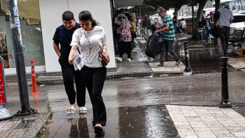Adana'da Şiddetli Sağanak Yağış: Yollar Su Baskını Altında