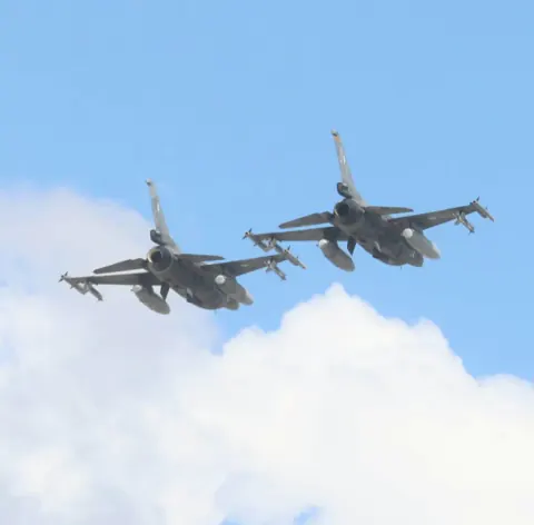 Yunan F-16'lar canlı füzelerle GKRY'de askeri geçitte: AIM-9 ve AIM-120 görüldü