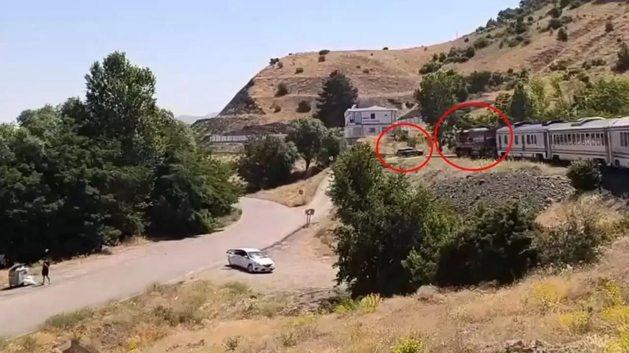 Elazığ'da Korkutan Kaza: Güney Kurtalan Ekspresi Otomobile Çarptı Elazığ'da Korkutan Kaza: Güney Kurtalan Ekspresi Otomobile Çarptı