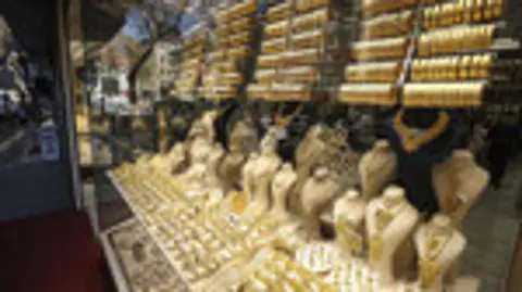Altın fiyatları rekor kırdı: Gram 6.527 TL, çeyrek 11.069 TL'den işlem gördü