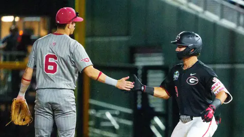 College World Series'te Duygusal An: Kardeşler Rakip Takımlarda Buluştu