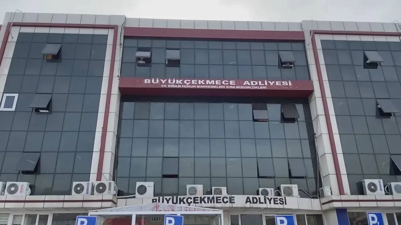 Büyükçekmece Adliyesi'ndeki dev soygun: Firari şüpheliler teslim oldu Büyükçekmece Adliyesi'ndeki dev soygun: Firari şüpheliler teslim oldu