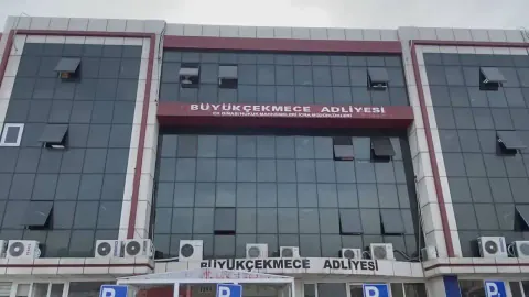 Büyükçekmece Adliyesi'ndeki dev soygun: Firari şüpheliler teslim oldu Büyükçekmece Adliyesi'ndeki dev soygun: Firari şüpheliler teslim oldu