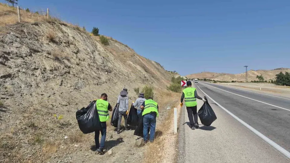 Elazığ'da Pertek Feribot İskelesi Temizliği: 4 Ton Çöp Toplandı görseli