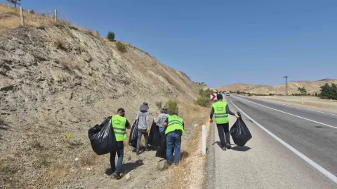 Elazığ'da Pertek Feribot İskelesi Temizliği: 4 Ton Çöp Toplandı
