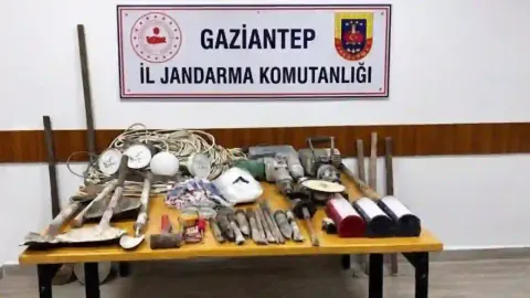 Gaziantep'te Define Kazısı Yapan 4 Kişi Jandarma Operasyonunda Yakalandı