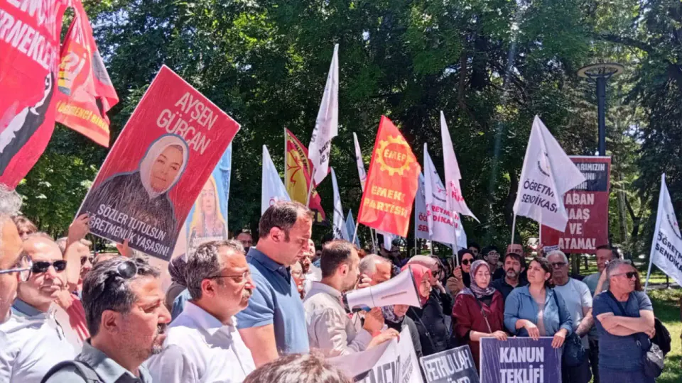 Ankara'da Öğretmenlerin Hak Arayışına Polis Müdahalesi: Çok Sayıda Gözaltı görseli