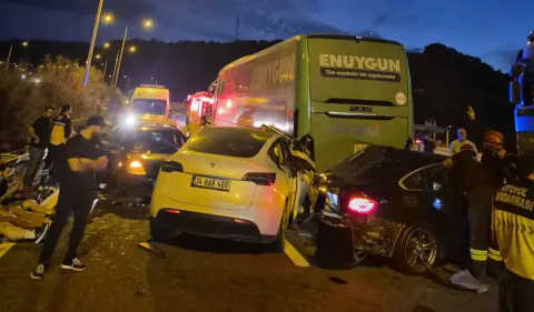 İstanbul-İzmir Otoyolunda zincirleme kaza: 7 araç birbirine girdi, 11 yaralı