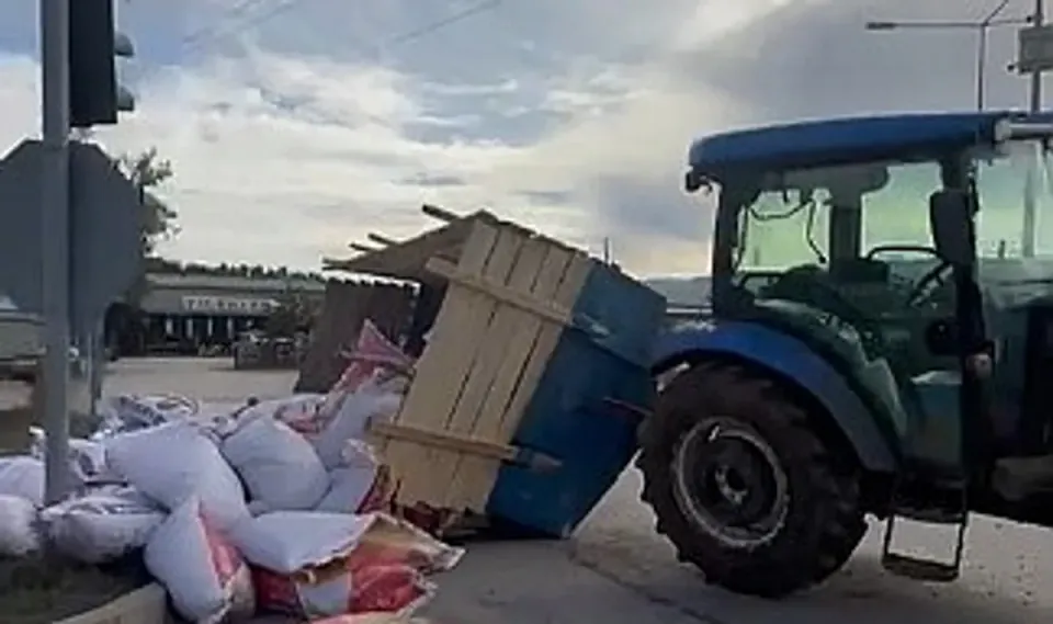 Niksar'da Zincirleme Traktör Kazaları: 5 Yaralı görseli
