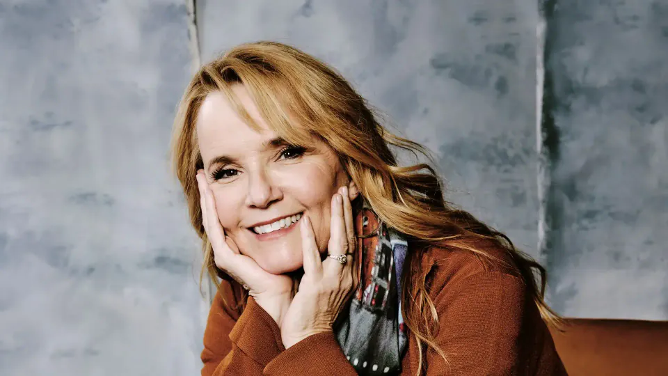 Lea Thompson 65 yaşında 'Anna Pigeon' yapımcılığını üstlendi: '30 yıl önce bu cesareti gösteremezdim' görseli