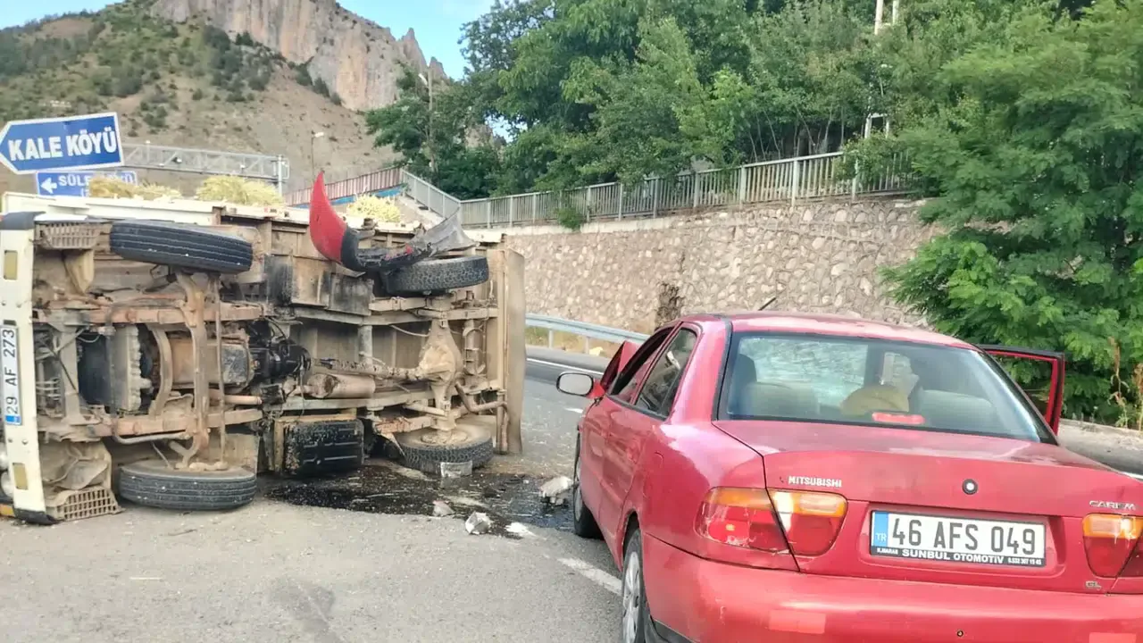 Gümüşhane-Bayburt Karayolunda Kaza: Kamyonet Yan Yattı Gümüşhane-Bayburt Karayolunda Kaza: Kamyonet Yan Yattı