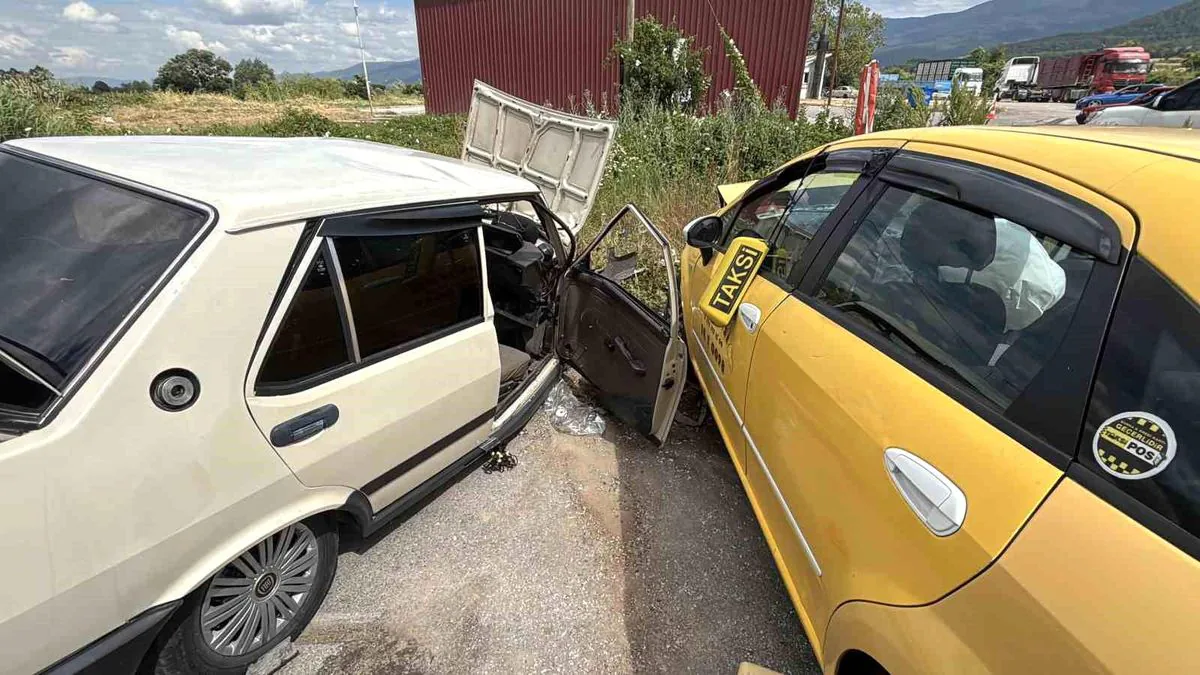 Bolu'da Ticari Taksi ve Otomobil Çarpıştı: 5 Yaralı Bolu'da Ticari Taksi ve Otomobil Çarpıştı: 5 Yaralı