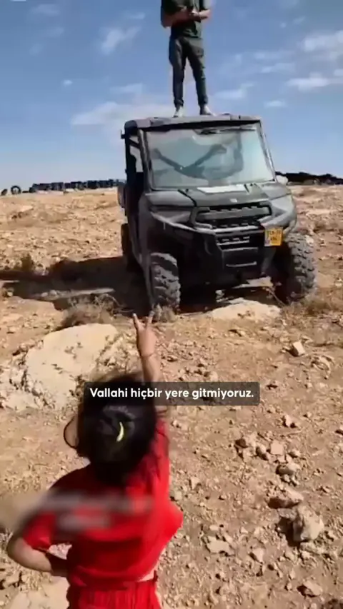 Batı Şeria’da minik Hamamde yerleşimci aracını engelledi: "Toprağımızı terk etmeyeceğiz"
