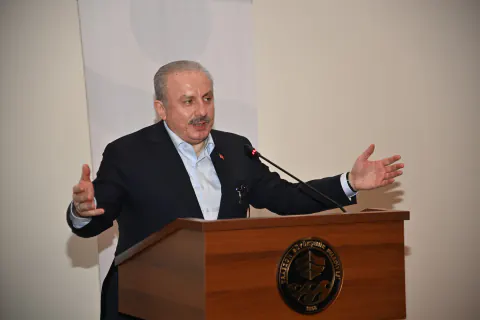 Berlin'de Türk Dokuma Sanatı Rüzgârı: Prof. Dr. Mustafa Genç'ten Kültür Köprüsü