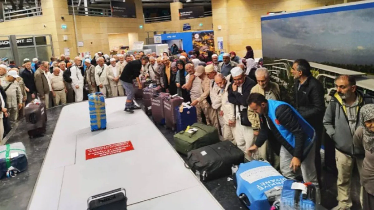 Nevşehir'in İlk Hacı Kafilesi Döndü: Kapadokya Havalimanı'nda Duygusal Buluşma Nevşehir'in İlk Hacı Kafilesi Döndü: Kapadokya Havalimanı'nda Duygusal Buluşma