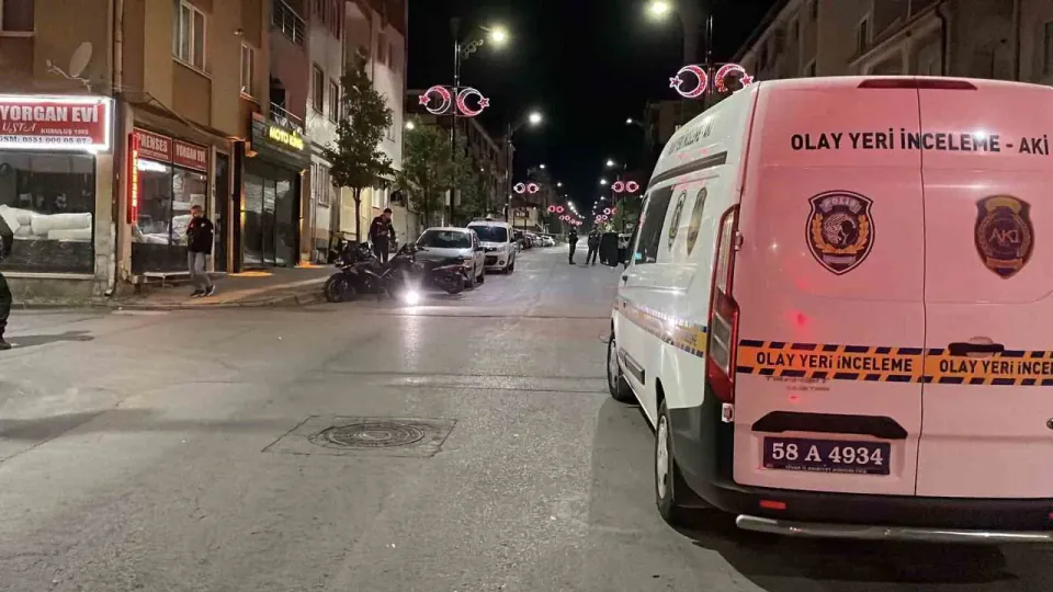 Sivas'ta Altıntabak Caddesi'nde bıçaklı kavga: 4 yaralı görseli