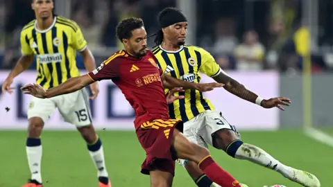 Fenerbahçe Roma'ya 1-1 deplasman golüyle dayandı: Archie Brown tarihe geçti