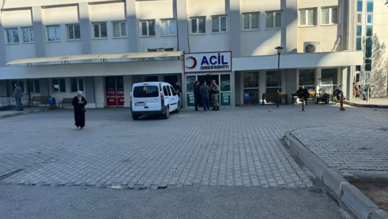 Siirt Kurtalan'da traktör devrildi: 3 yaralı, birisi 16 yaşında Siirt Kurtalan'da traktör devrildi: 3 yaralı, birisi 16 yaşında