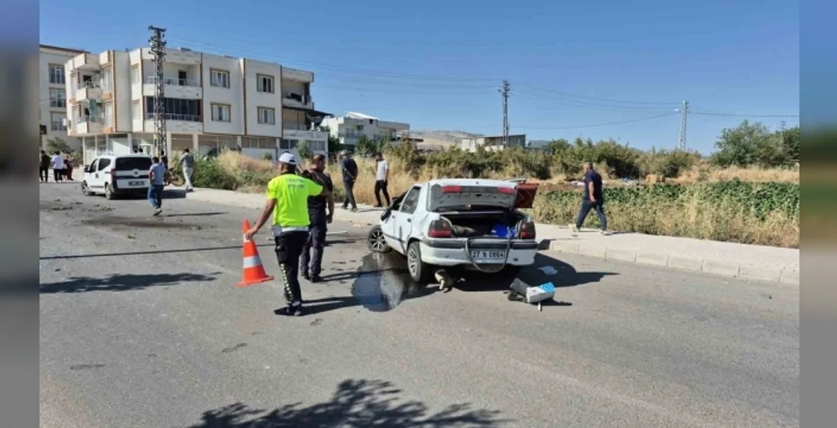 Adıyaman'da Trafik Kazası: Hafif Ticari Araç Karşı Şeride Geçti, 4 Yaralı Adıyaman'da Trafik Kazası: Hafif Ticari Araç Karşı Şeride Geçti, 4 Yaralı