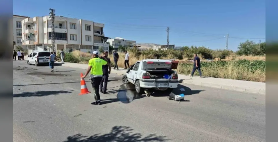 Adıyaman'da Trafik Kazası: Hafif Ticari Araç Karşı Şeride Geçti, 4 Yaralı görseli