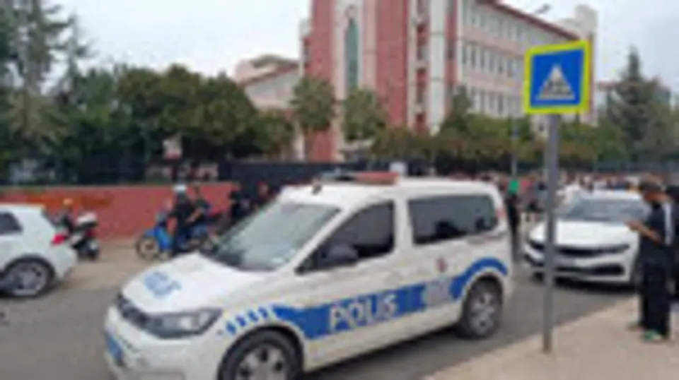 Adana'da ortaokulda bıçaklı saldırı: 6. sınıf öğrencisi kız arkadaşını yaraladı görseli
