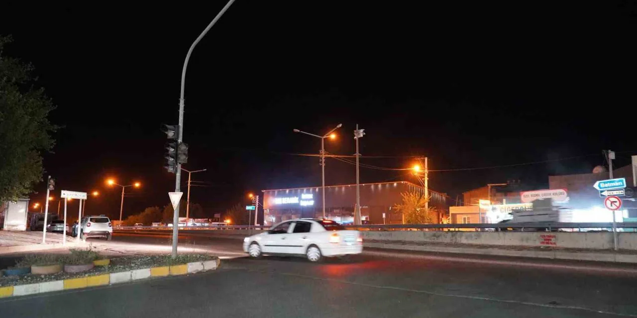 Diyarbakır Bismil'de yolda geçen çocuk araç çarptı: 1 ölü Diyarbakır Bismil'de yolda geçen çocuk araç çarptı: 1 ölü