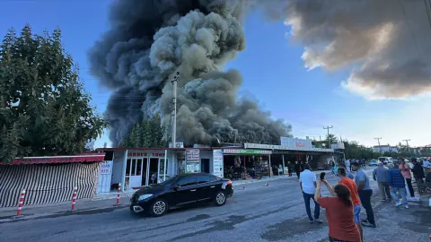 Kuşadası Pazarı'nda Yangın: 10 Dükkan Hasar Gördü, Söndürme Çalışmaları Devam Ediyor