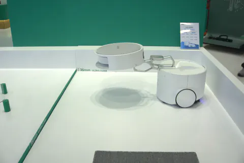 IFA 2026: Yüzey Yıkayan 'Ana Gemi' Robotu, Mekanik Koluyla Kücük Süpürgeyi Gönderiyor