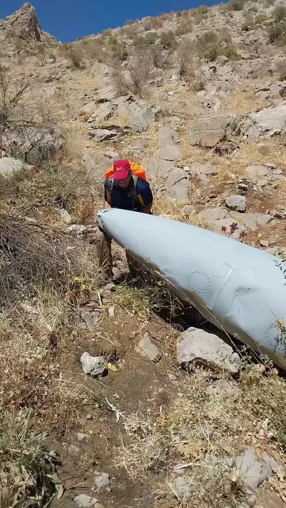 İran'ın Kirmanşah'ında İsrail F-16'ya ait iddia edilen yakıt tankı bulundu görseli