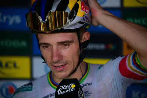 Tour de France'da Anti-Doping Alarmı: Dev Takımlara Baskın Kontroller Tour de France'da Anti-Doping Alarmı: Dev Takımlara Baskın Kontroller