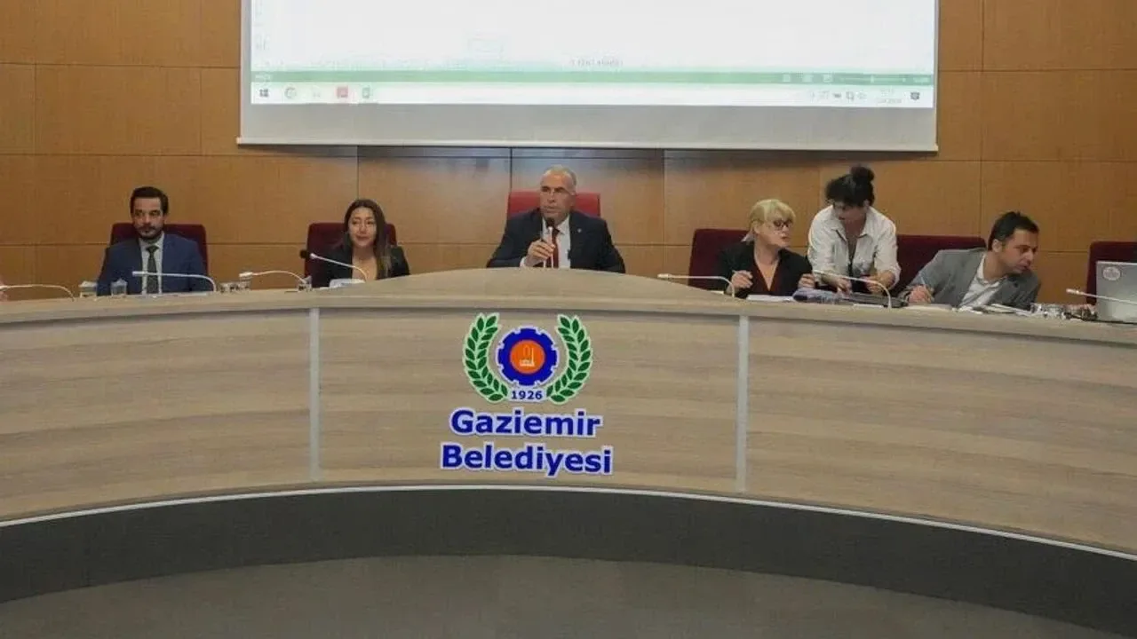 Gaziemir Belediye Meclisi'nde Gerginlik: 440 Milyon TL Borç ve Tehdit İddiaları Gaziemir Belediye Meclisi'nde Gerginlik: 440 Milyon TL Borç ve Tehdit İddiaları