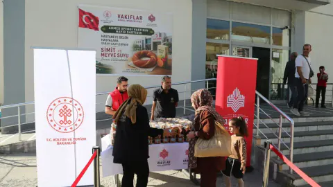 Bitlis'te Ahmed Efendi Vakfı'nın hayır şartı yerine getirildi: Hastalara simit ve meyve suyu ikramı