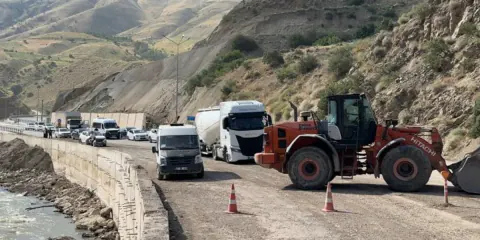 Yüksekova-Van Kara Yolunda Kaya Düşmesi: Ulaşım Aksadı