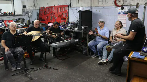 Kütahya'da sıra dışı orkestra: Sanayi ustaları tamirhaneyi sahneye çevirdi