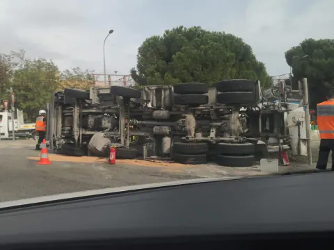 A8 Otoyolunda Beton Karıştrıcı Devrildi: 51 Numaralı Kavşak Trafiğe Kapatıldı
