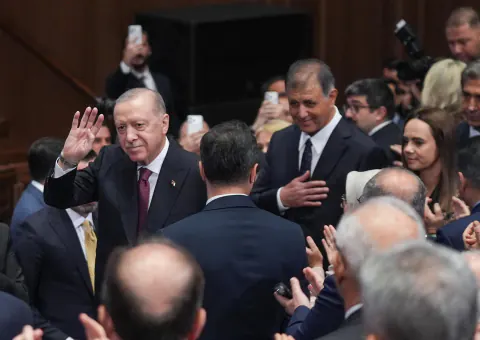 Cemil Tugay AK Parti'ye katıldı: Erdoğan rozetini taktı, "İzmir bugün çok coşkulu" dedi