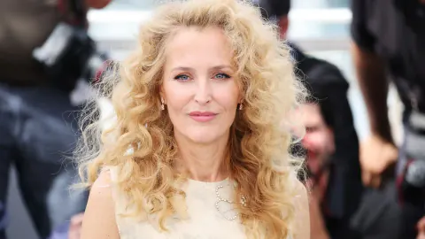 X-Files Yıldızı Gillian Anderson 58 Yaşını Kutladı: Makyajsız Fotoğrafları Sosyal Medyayı Salladı