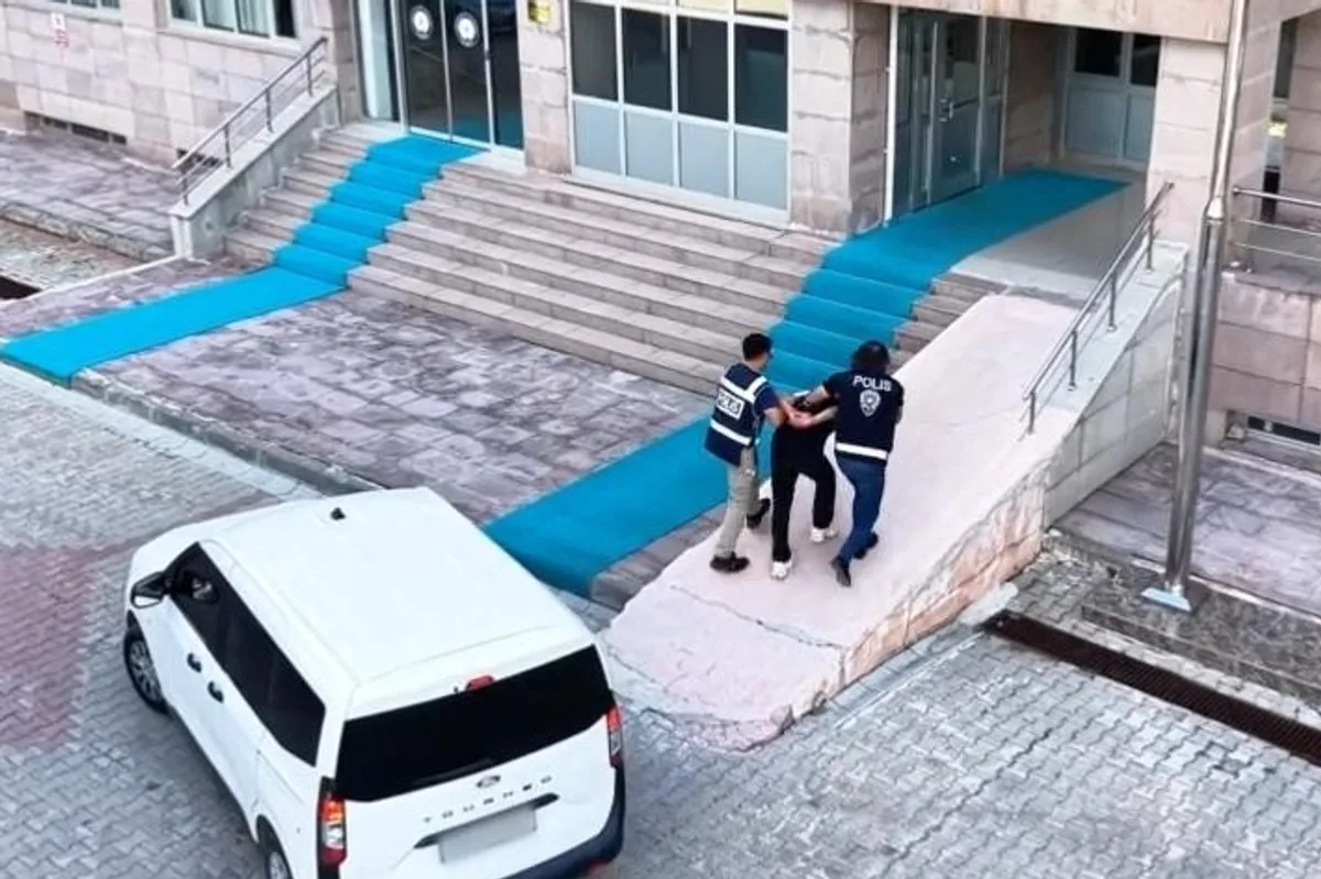 Yozgat'ta 63 Yıl Hapis Cezasıyla Aranan Firari Hükümlü Yakalandı Yozgat'ta 63 Yıl Hapis Cezasıyla Aranan Firari Hükümlü Yakalandı